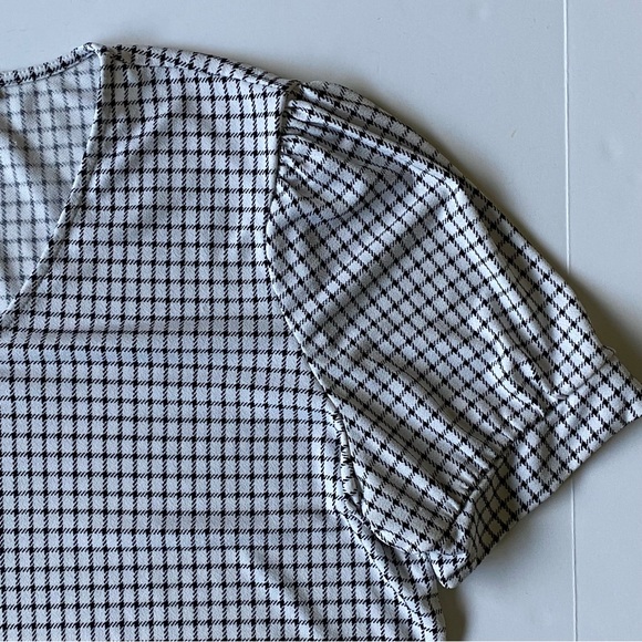 Adrianna Papell Blouse in Size Medium White Black Checked Comfy Stretch - Picture 2 of 12